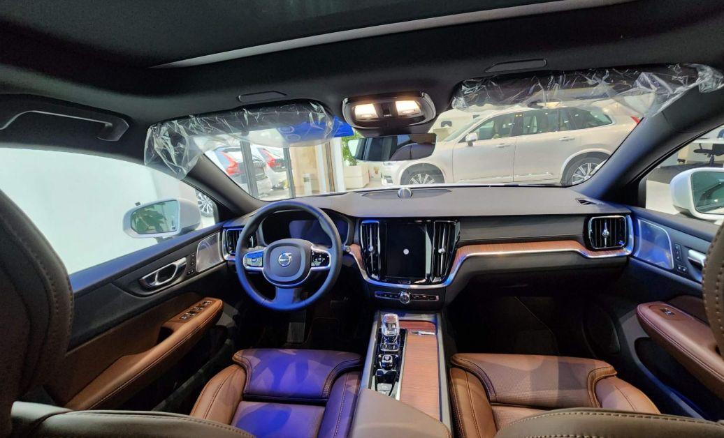 khoang lai xe volvo v60 