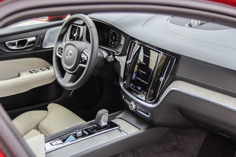 man hinh xe volvo v60 