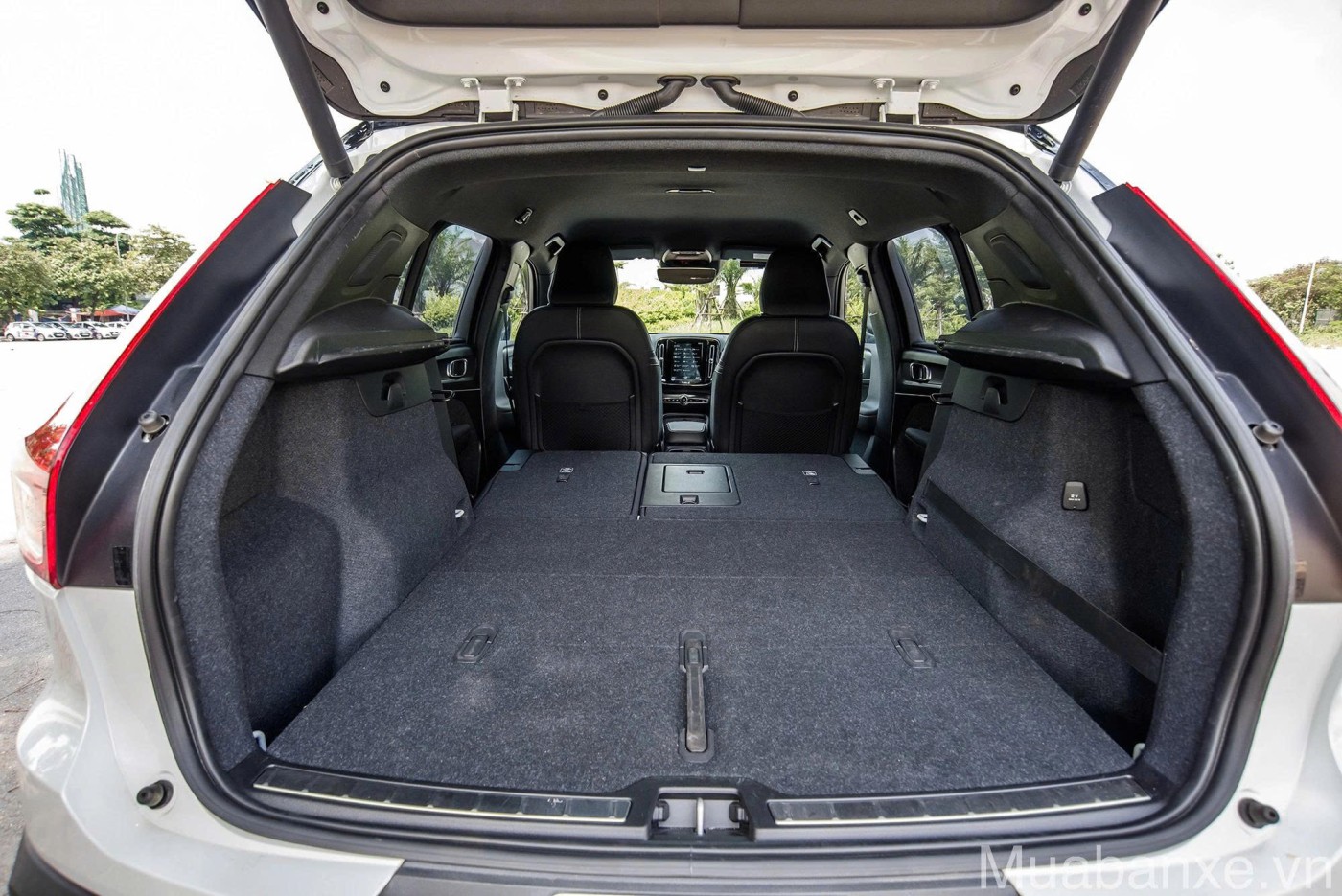 khoang hanh li xe volvo xc40 tinbanxe vn
