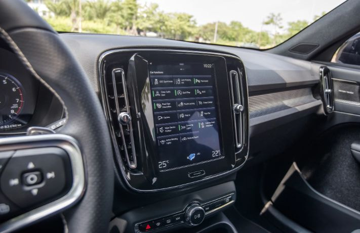 man hinh volvo xc40 1