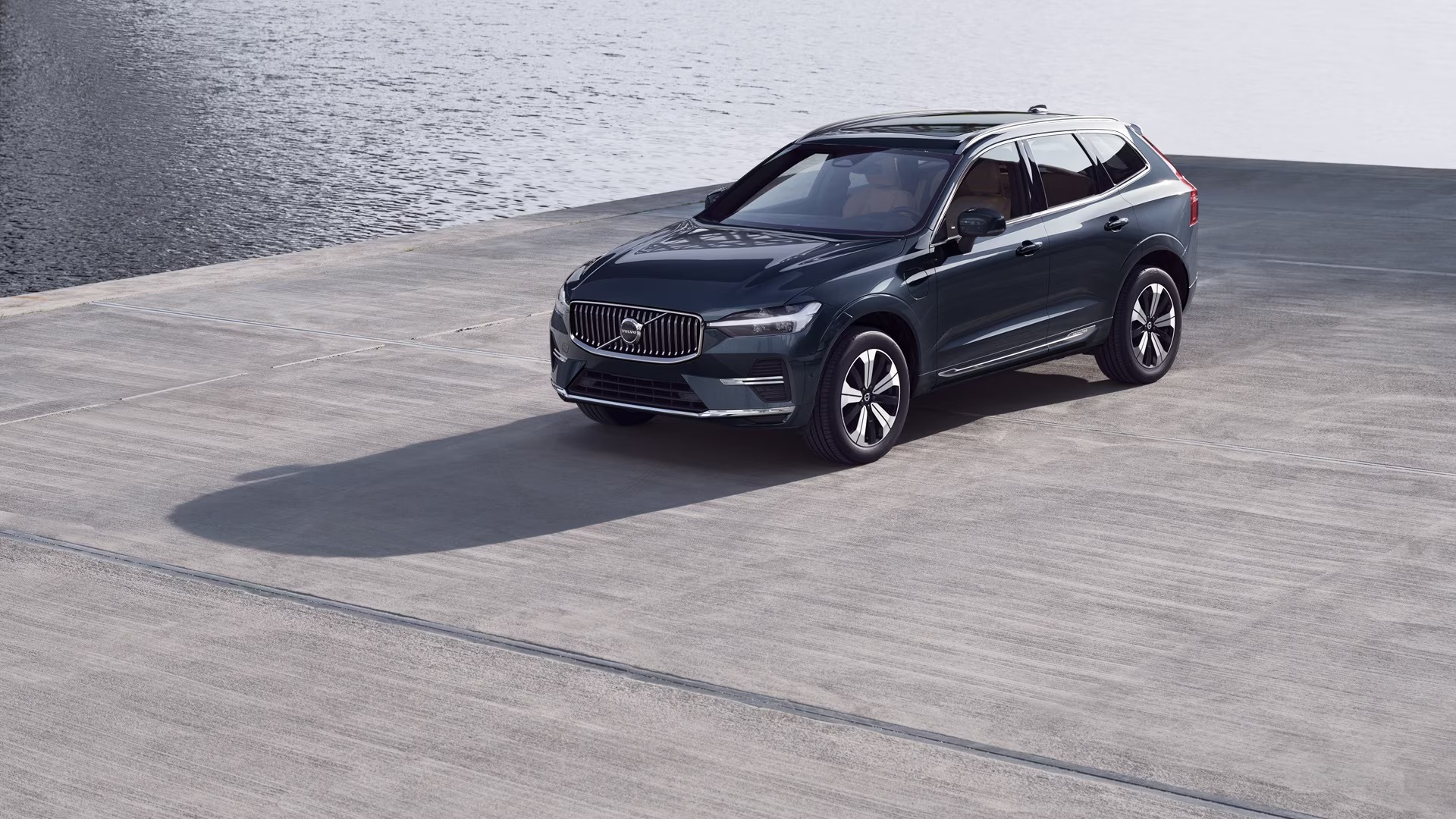 volvo-xc60-mau-xanh-den-tinbanxe.png