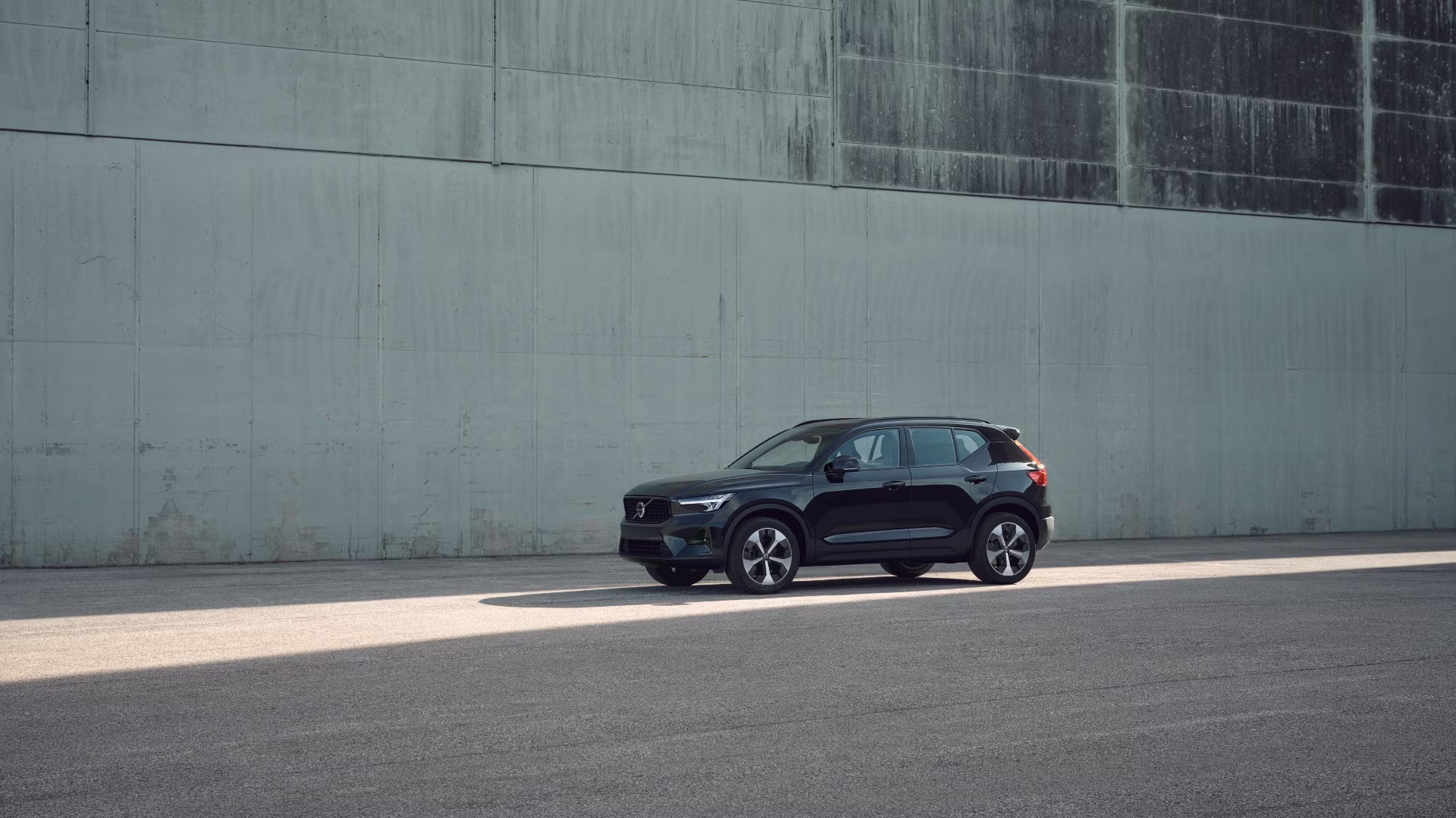 volvo-xc40-mau-den-tinbanxe.png