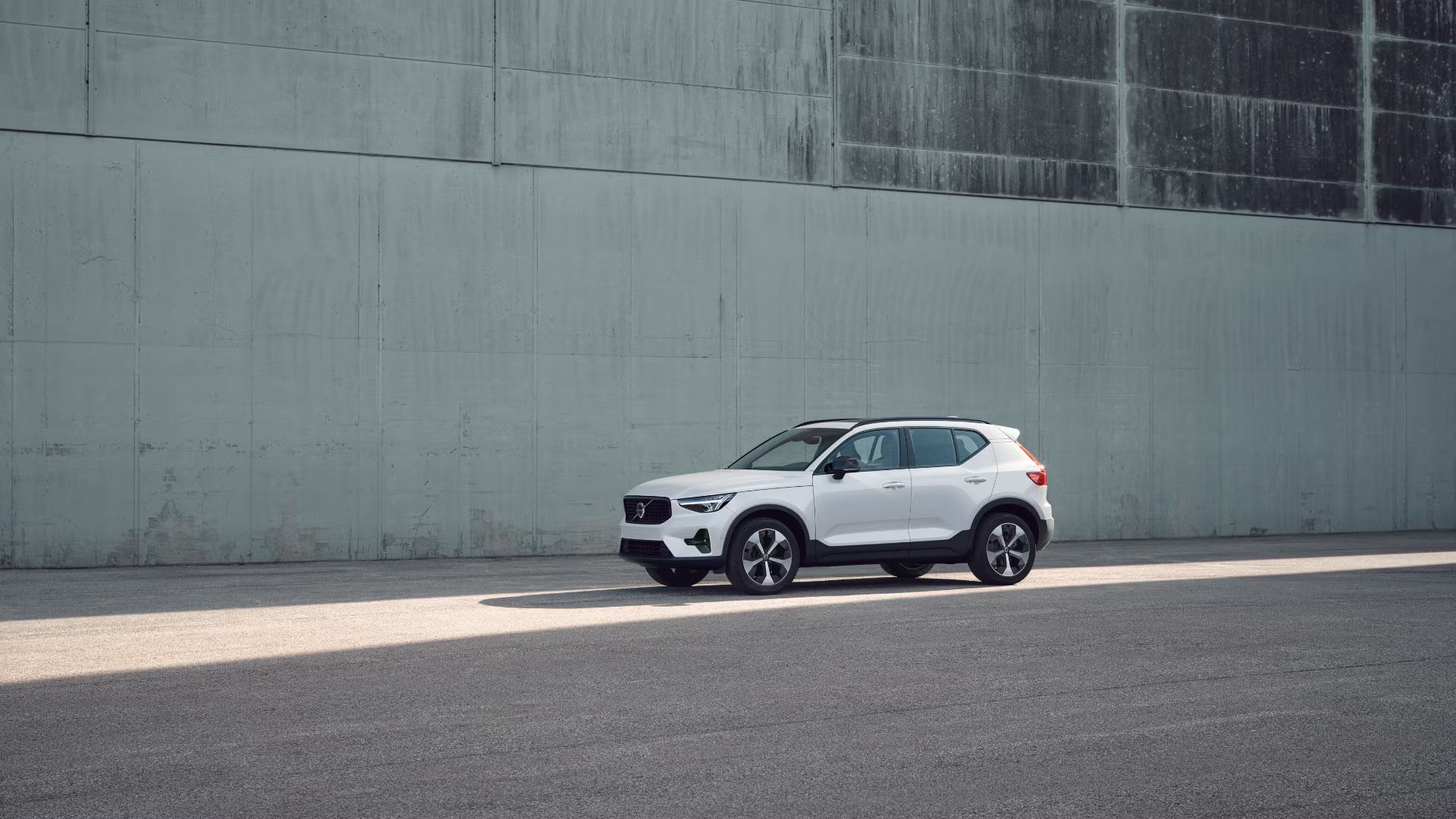 volvo-xc40-mau-trang-tinbanxe.png