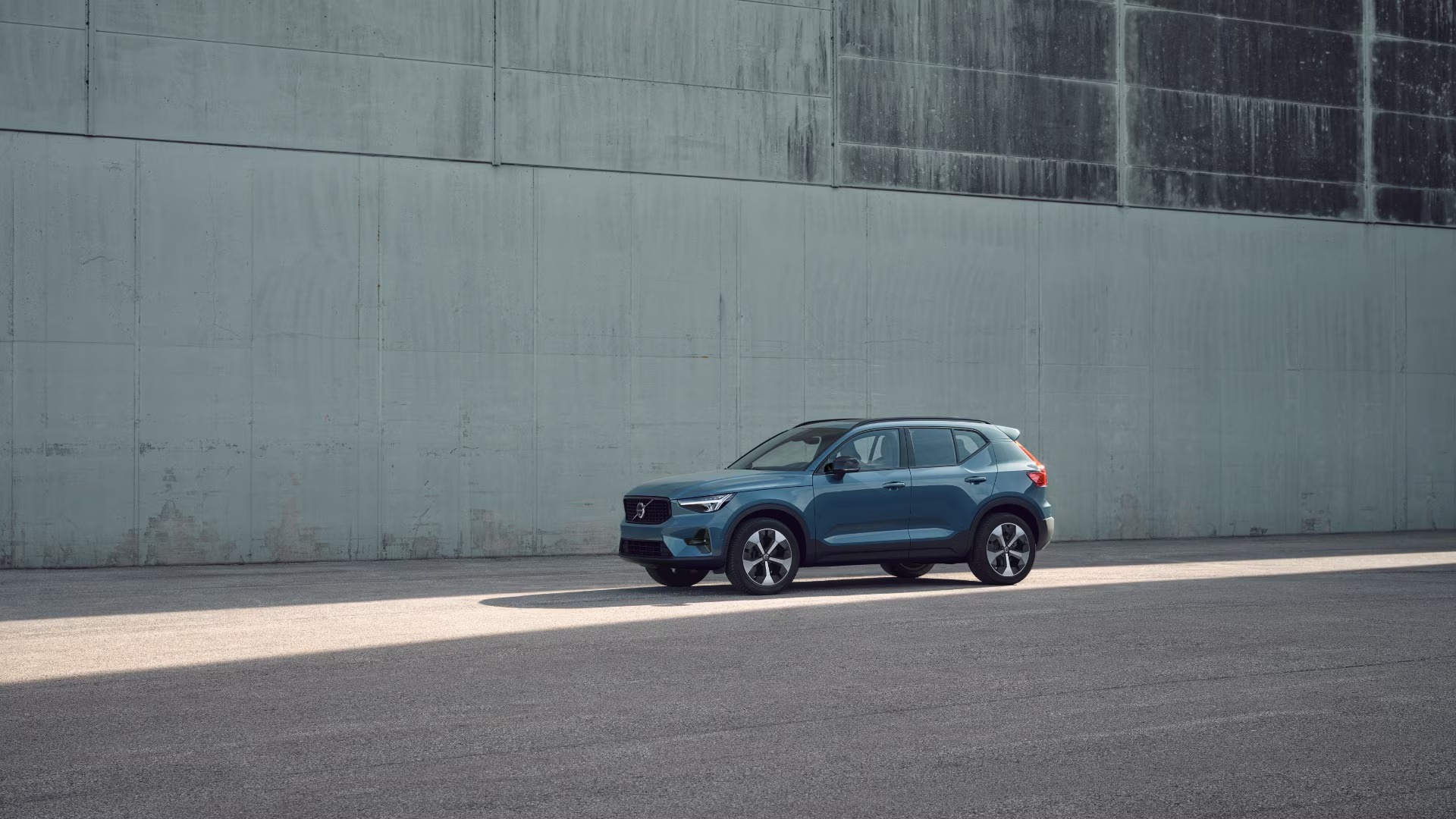 volvo-xc40-mau-xanh-tinbanxe.png