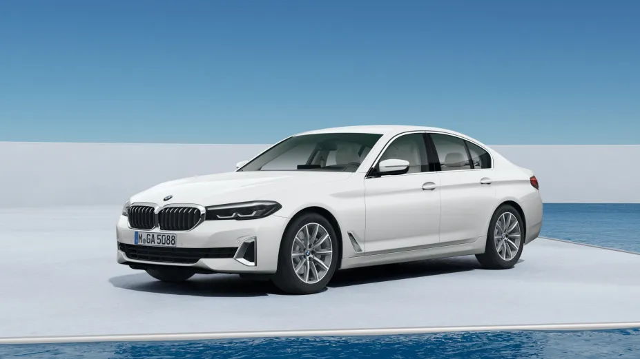 bmw-530i-mau-trang-mineral-kim-loai-tinbanxe.png