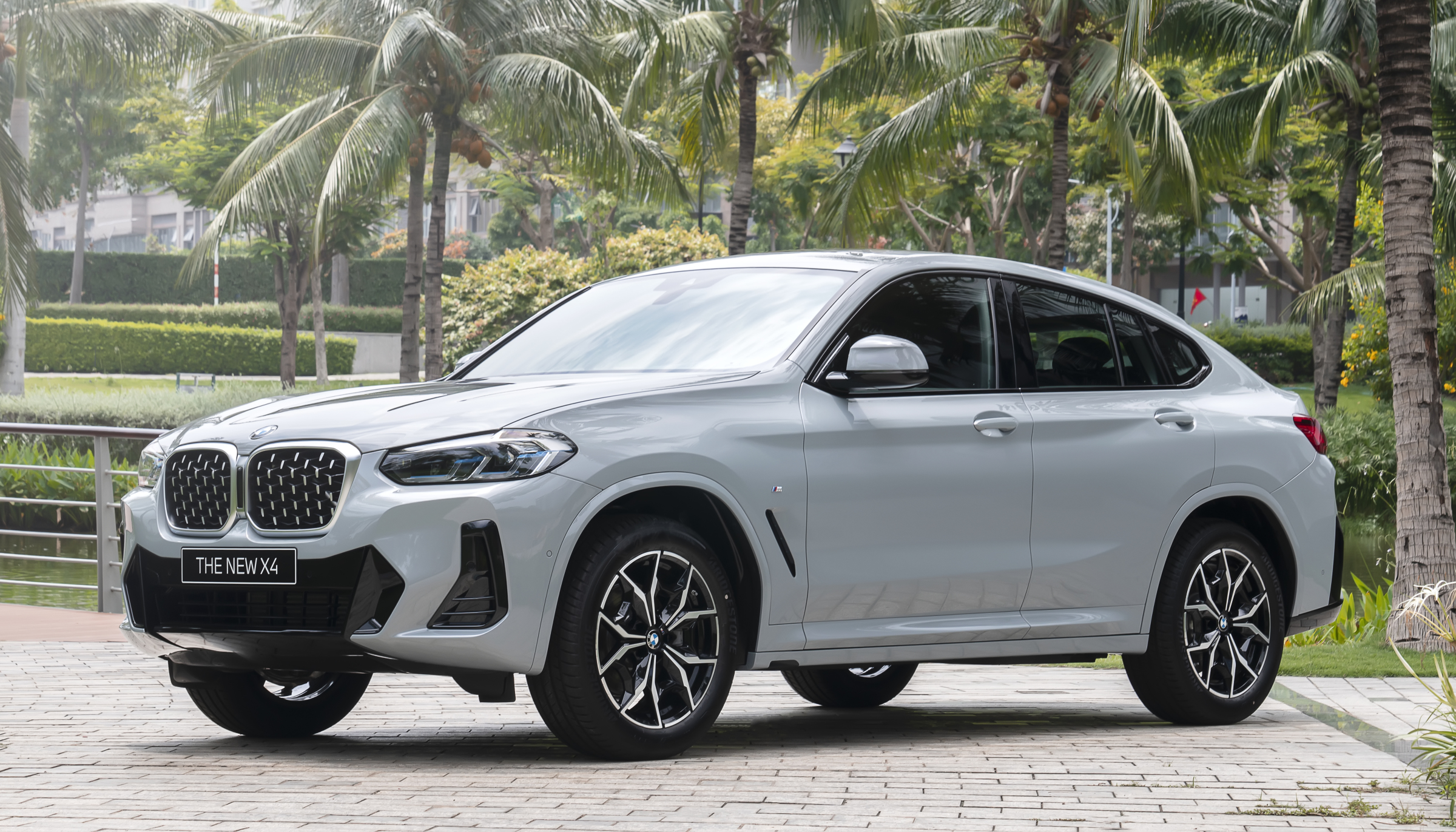 gia-xe-bmw-x4-tinbanxe-2.png