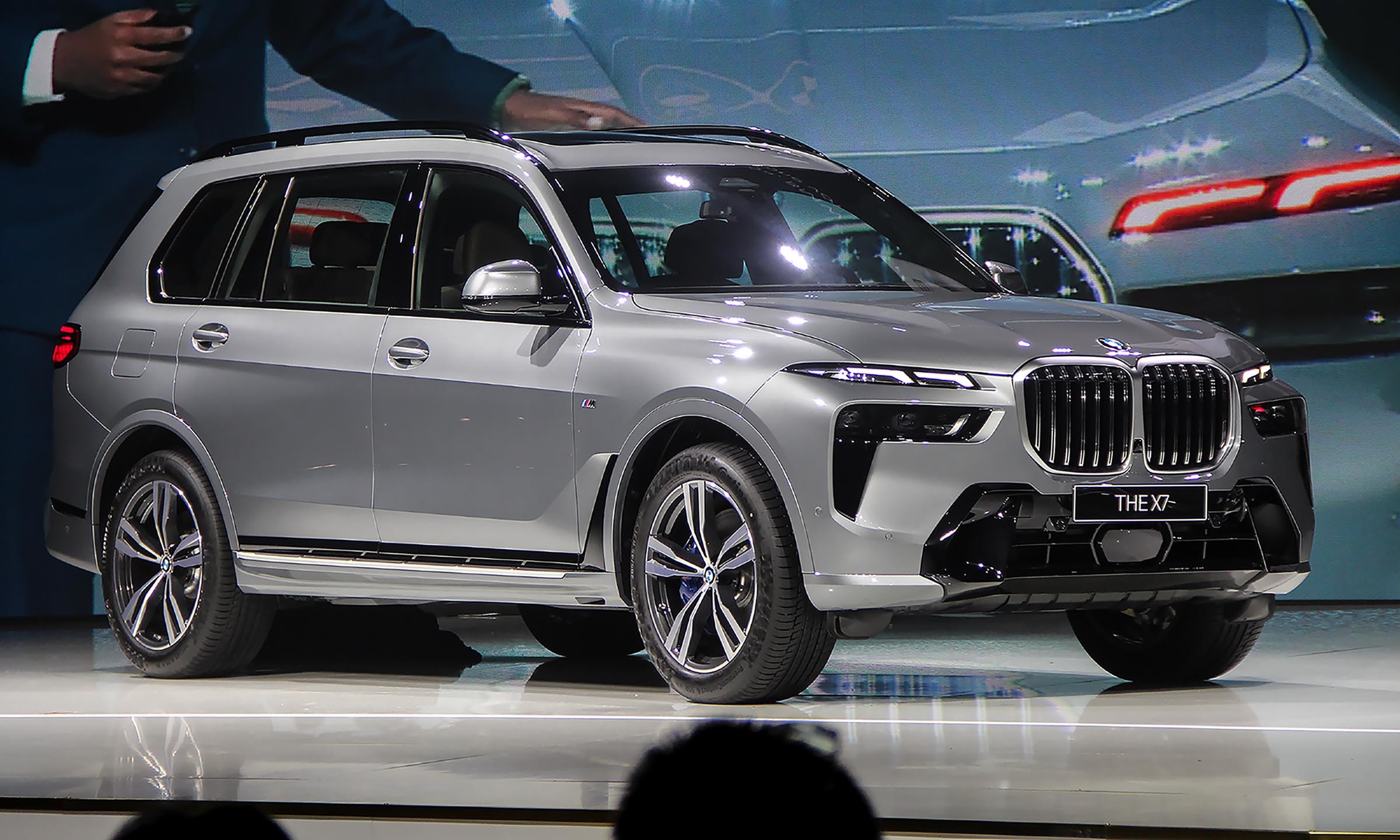 gia-xe-bmw-x7-tinbanxe-4.png