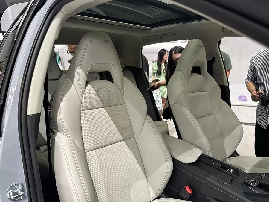 Hệ thống ghế ngồi Lynk & Co 06
