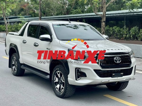 Toyota Hilux 2.8AT 4x4 2019 bản full 2 cầu