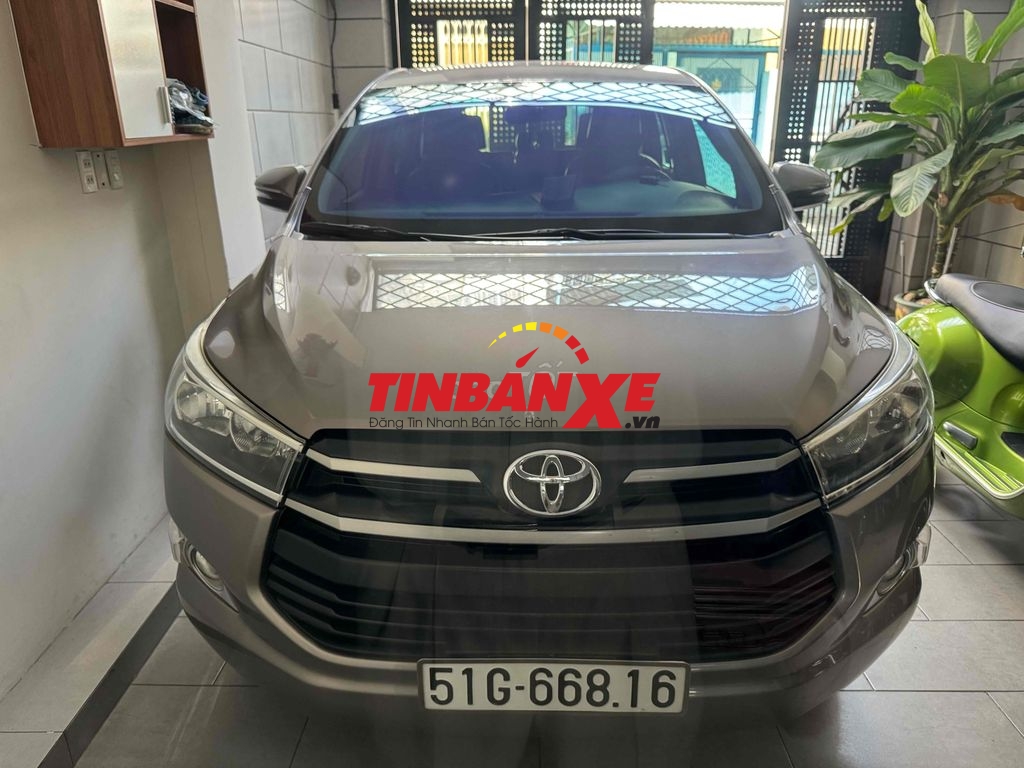 Toyota Innova sản xuất 2018 2.0E màu nâu số sàn