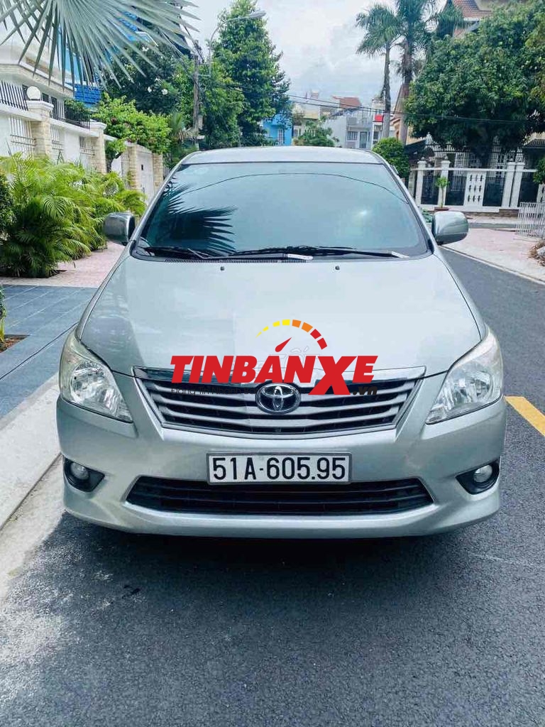 Toyota Innova 2.0 E số sàn đời cuối 2013