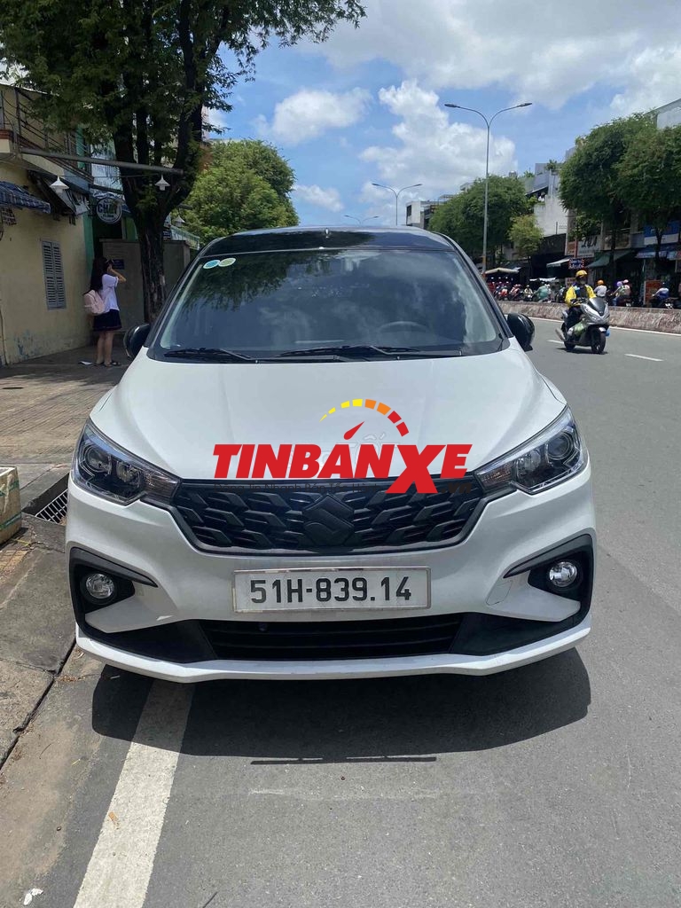 Suzuki Ertiga Hybrid AT 2022 mới chạy 8.800km