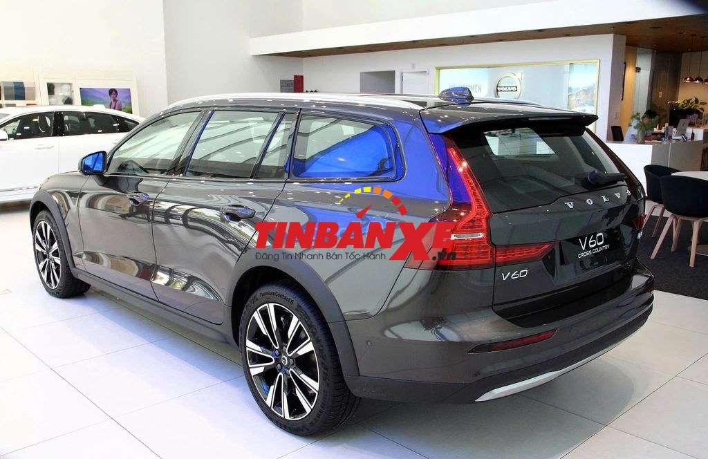 Volvo V60 Cross Country B5 AWD, giảm 540 triệu