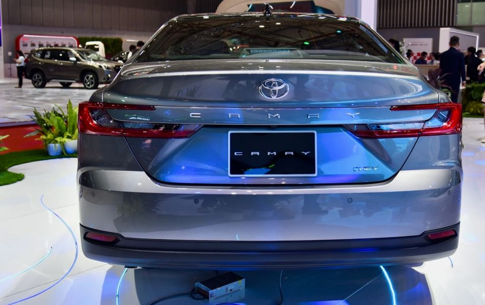 Duoi-xe-Toyota-Camry-1.png