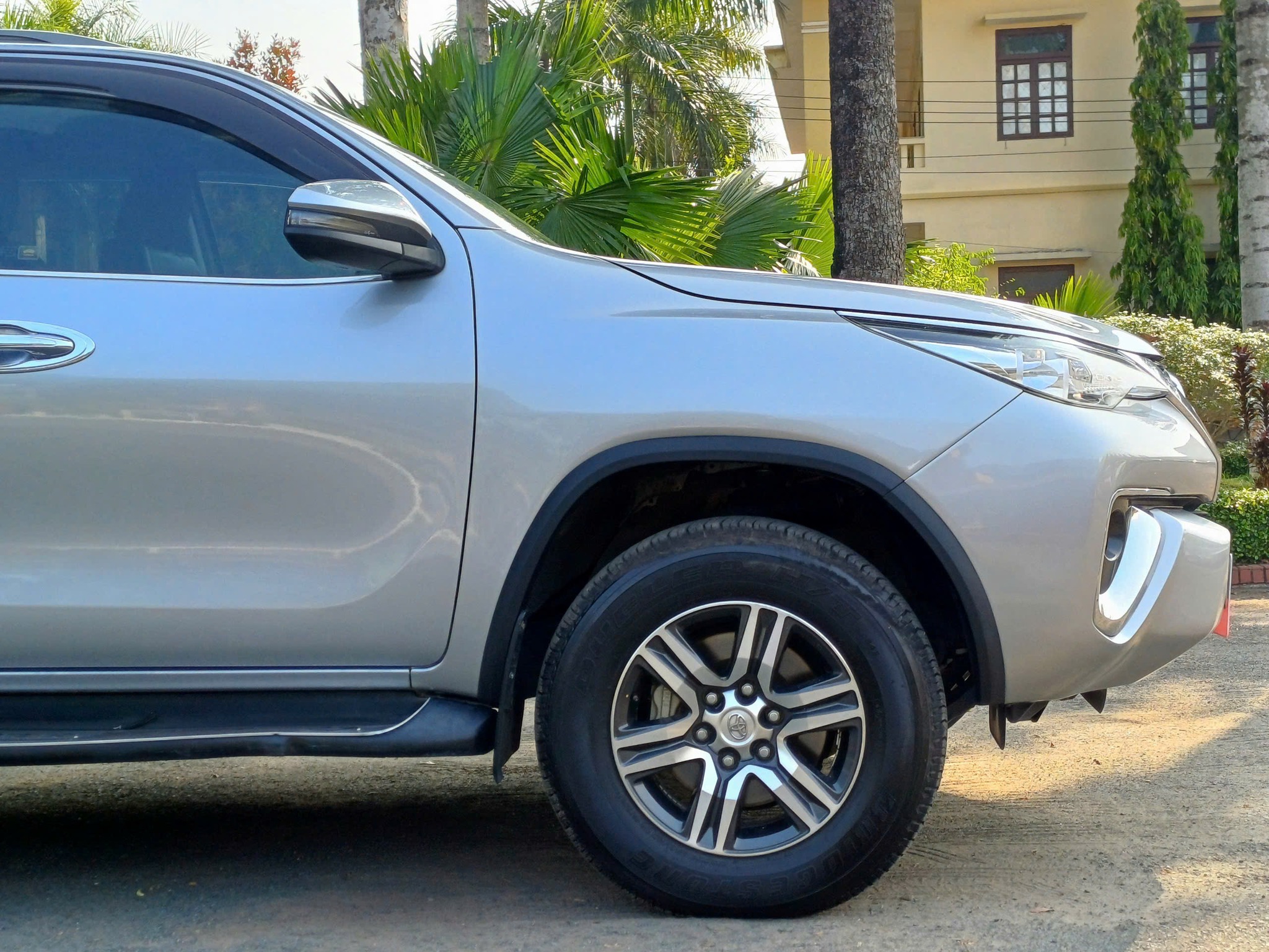 toyota-fortuner-27at-4x2-2019-7.png