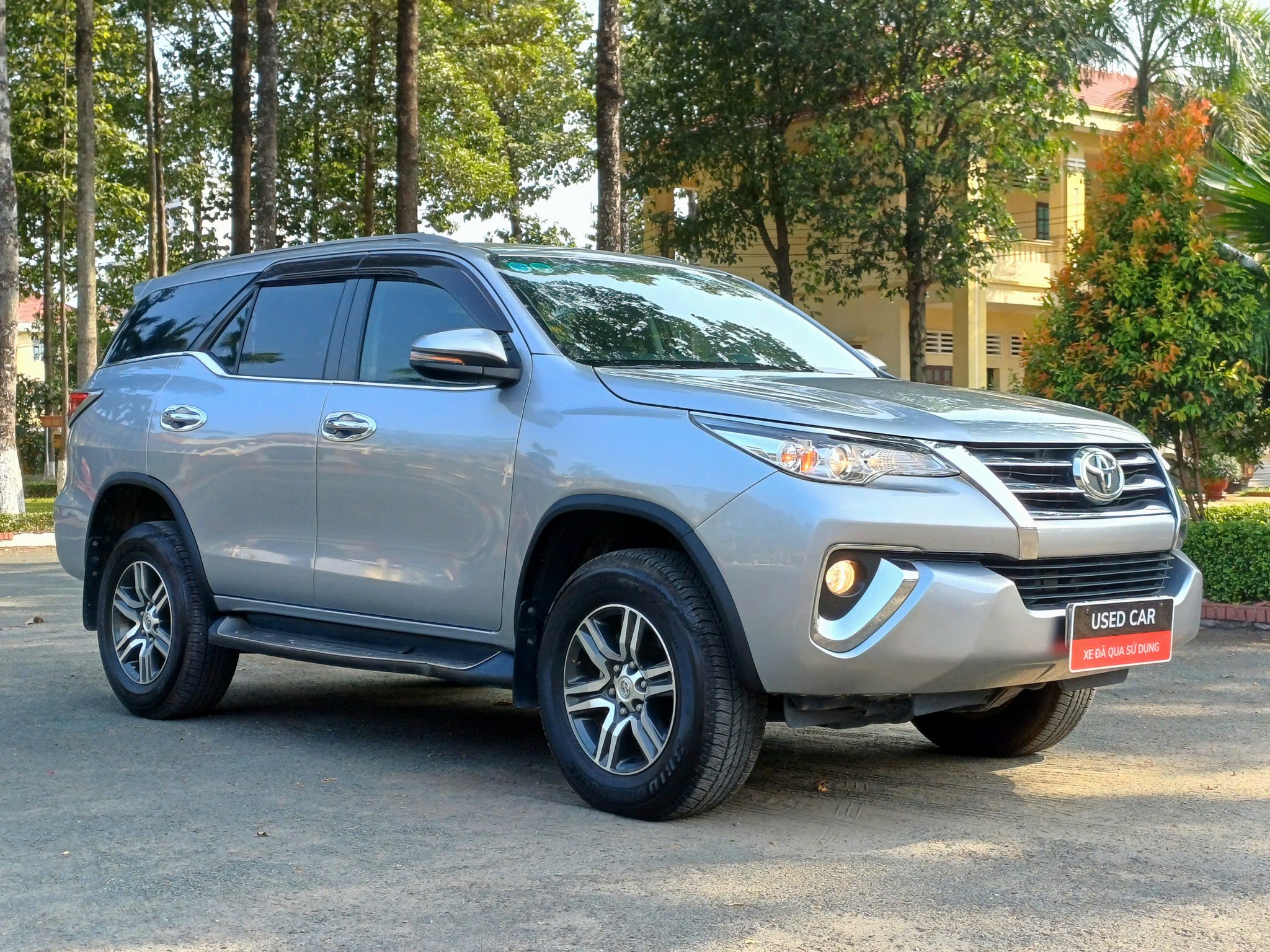 toyota-fortuner-27at-4x2-2019-2.png