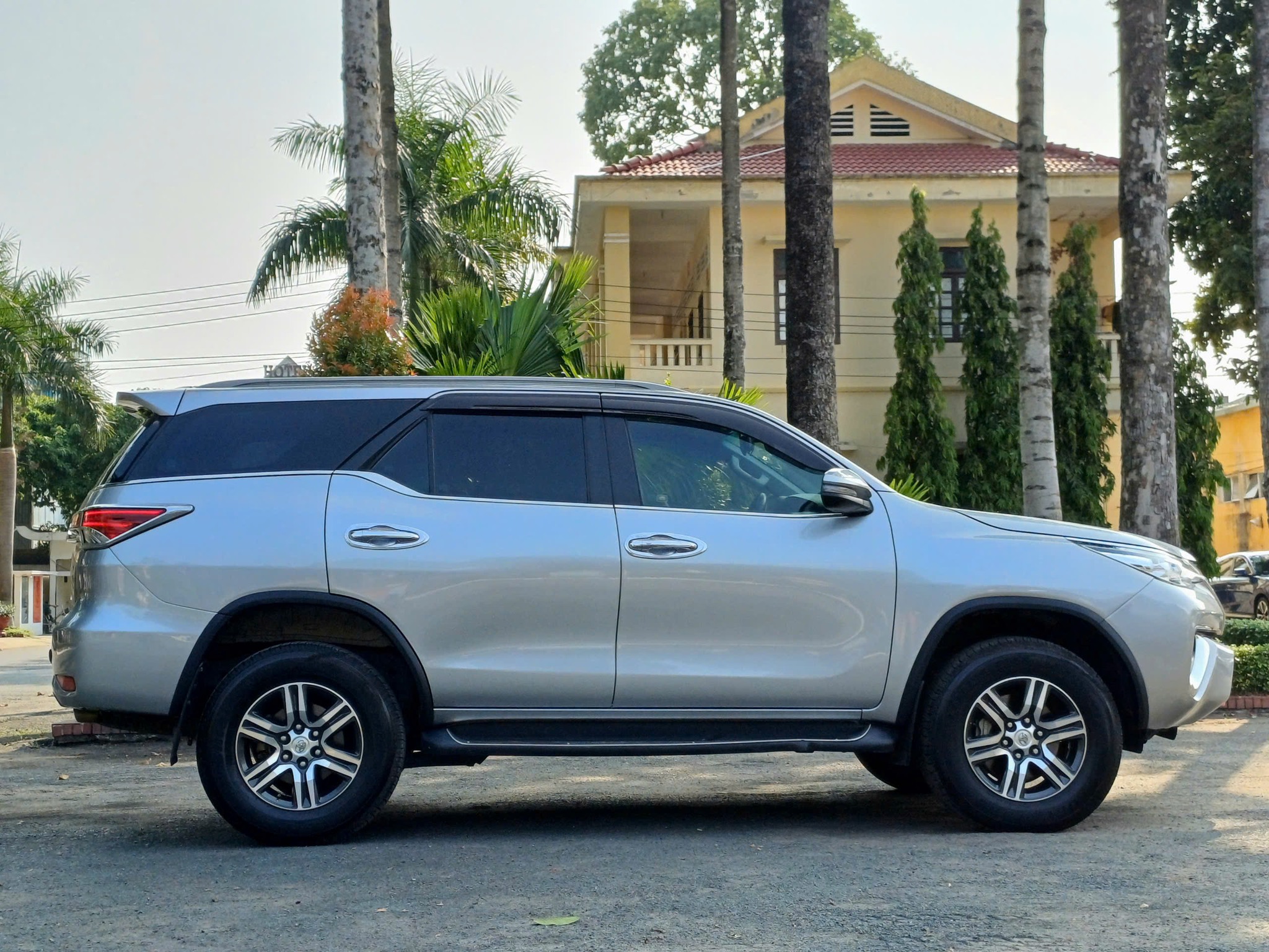 toyota-fortuner-27at-4x2-2019-5.png