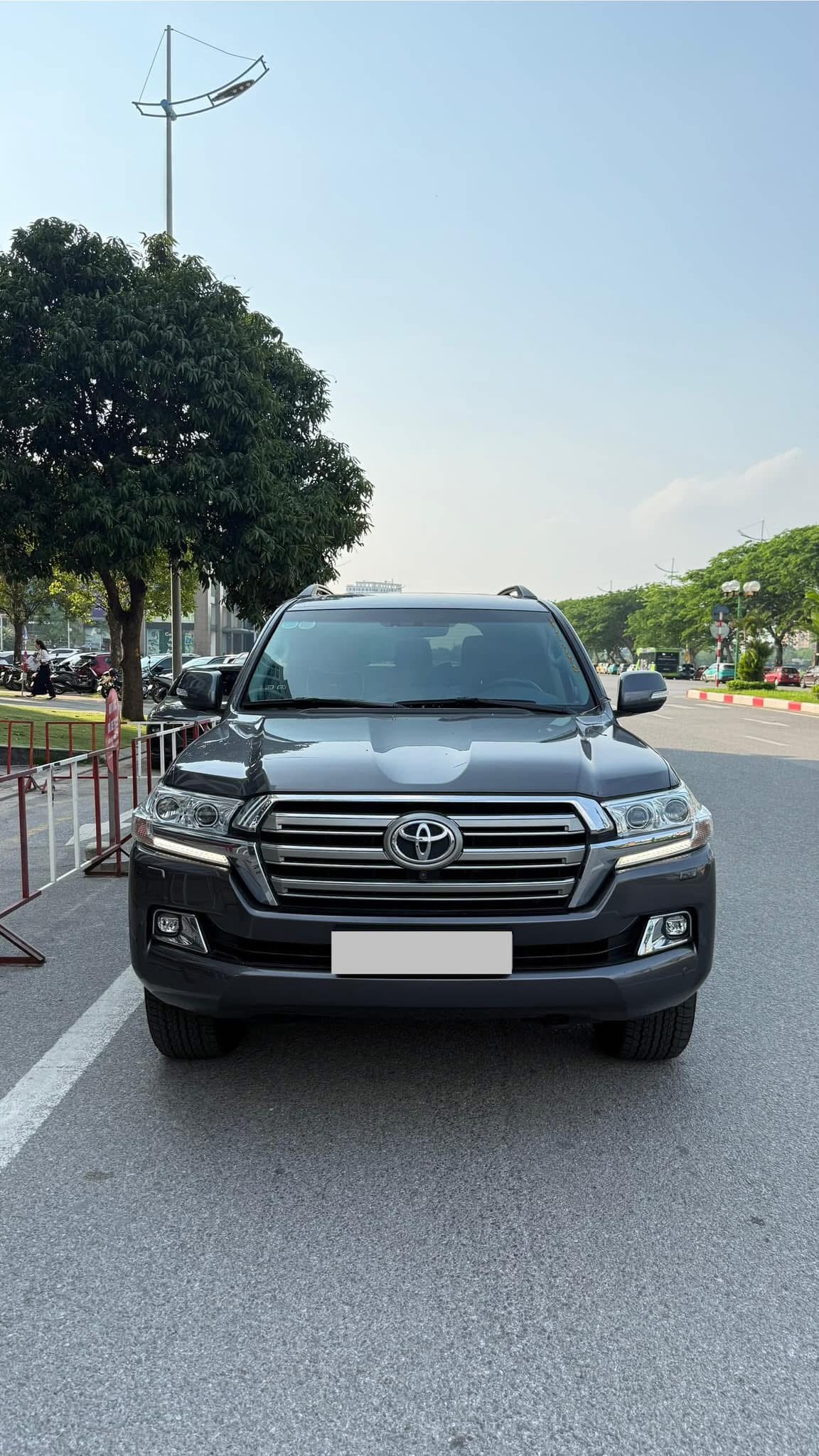Bán Toyota Land Cruiser 4.6 V8 sản xuất 2020, lăn bánh hơn4 vạn km.