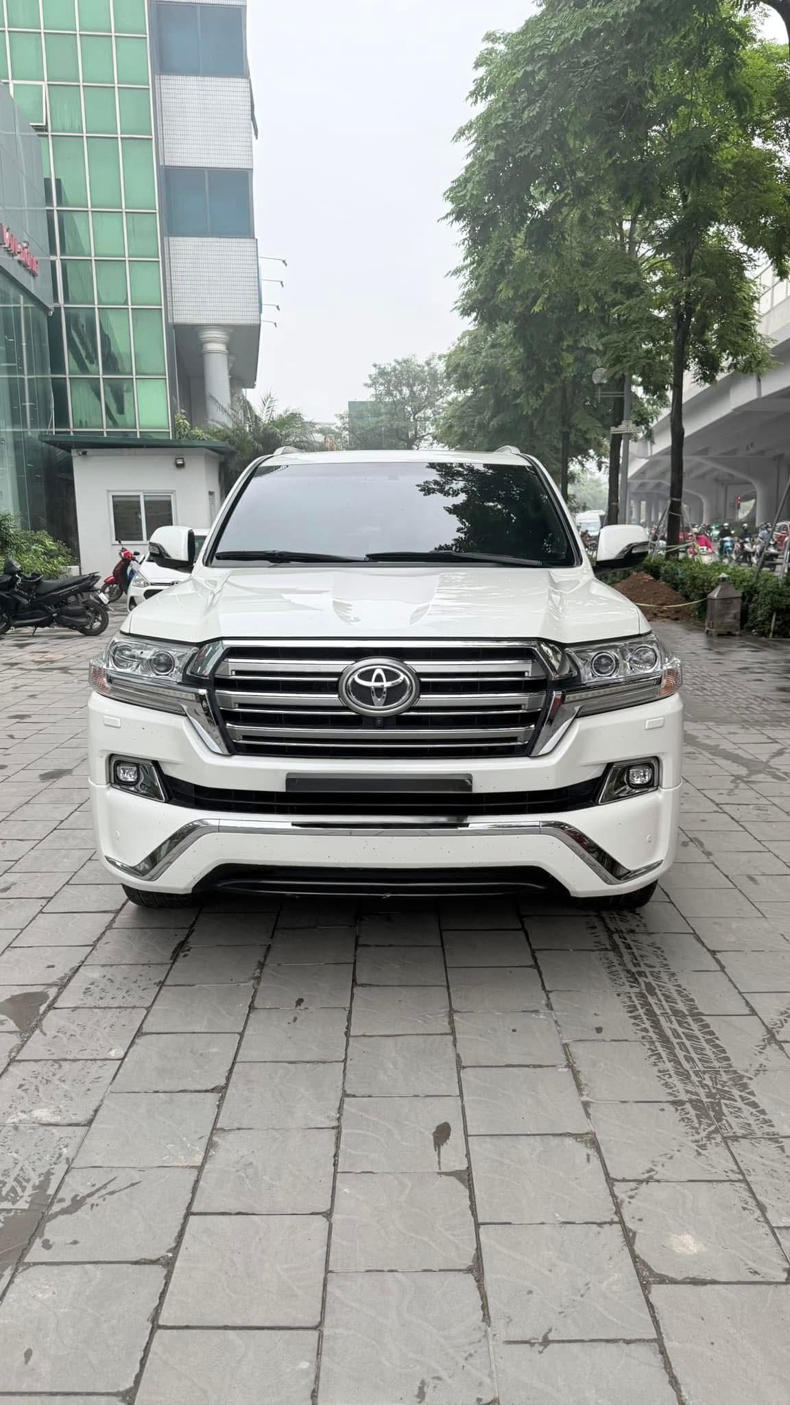 Bán Toyota Land Cruiser 4.6 VXR Trung Đông 2018