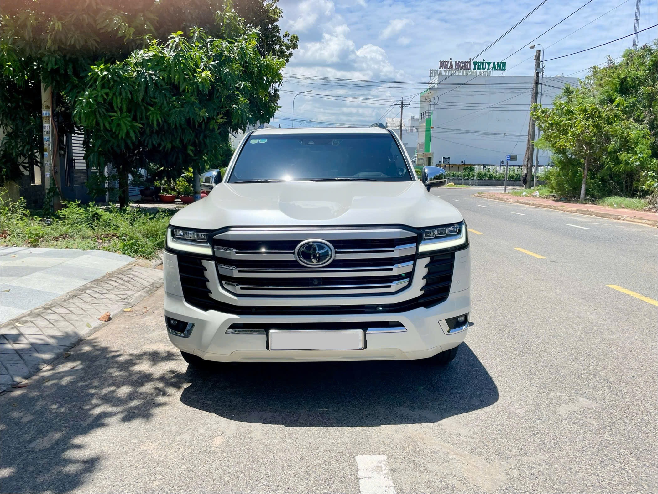 Bán Toyota Land Cruiser LC300 sản xuất 2024, mới 99,99%.