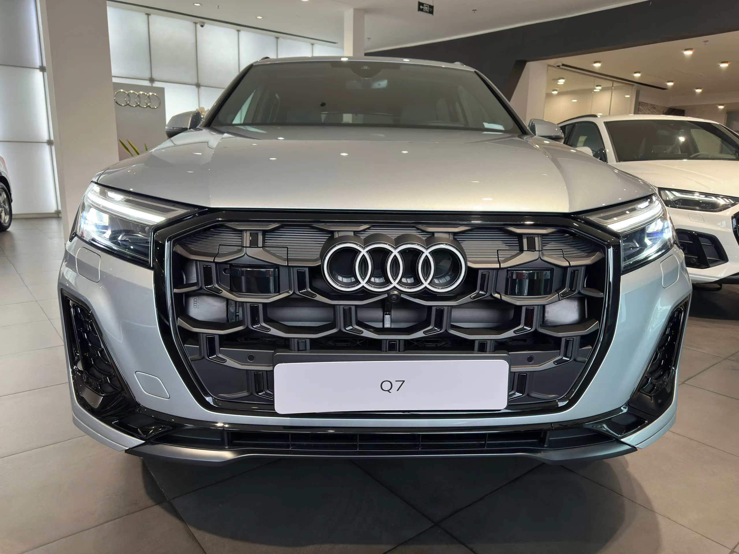 dau-xe-audi-q7-tinbanxe.png