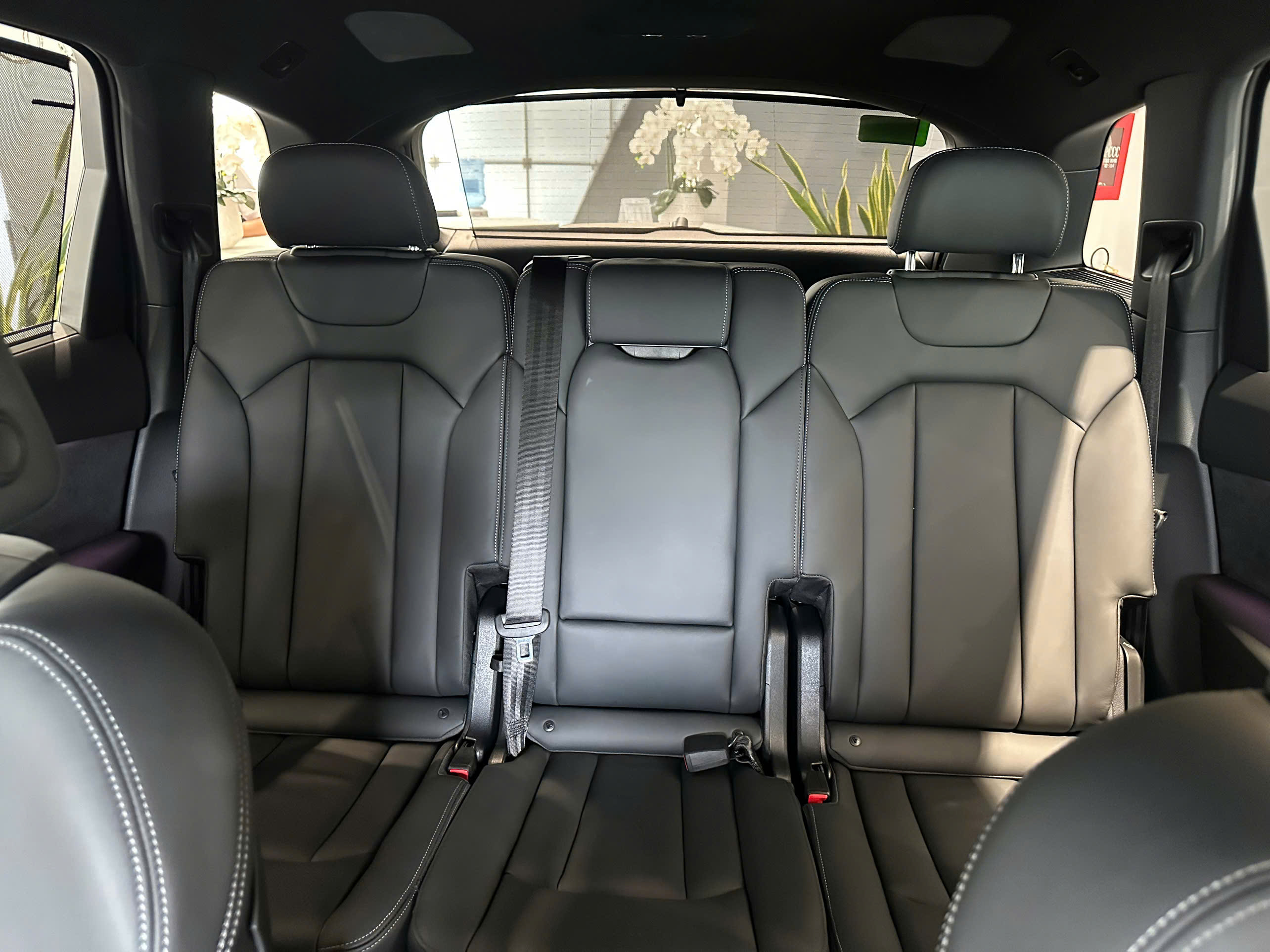 ghe-hanh-khach-tren-xe-audi-q7-tinbanxe.png
