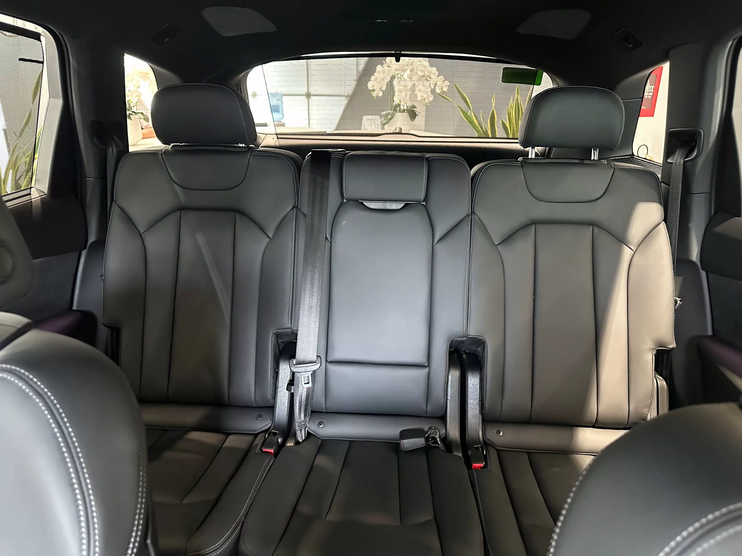 ghe-hanh-khach-tren-xe-audi-q7-tinbanxe.png