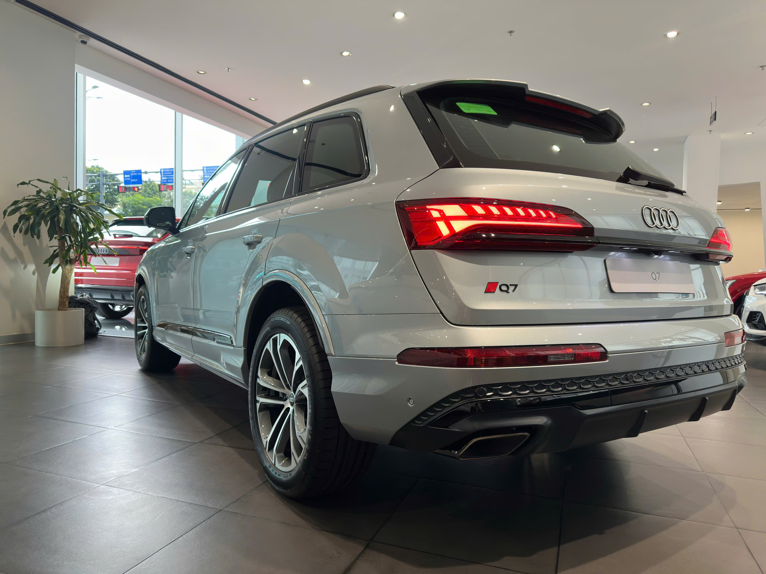 goc-nghieng-cua-xe-audi-q7-tinbanxe.png