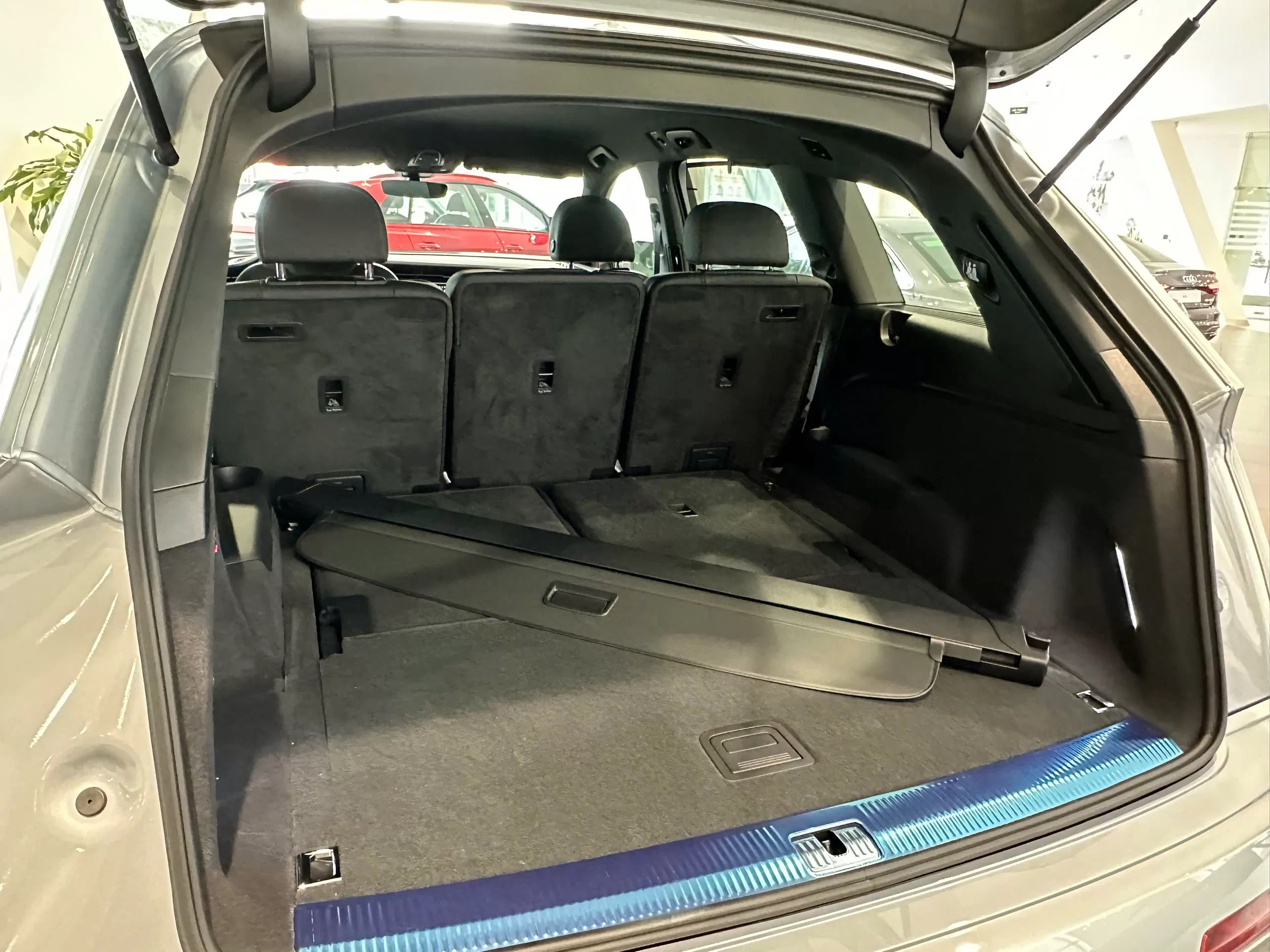 khoang-hanh-li-xe-audi-q7-tinbanxe.png
