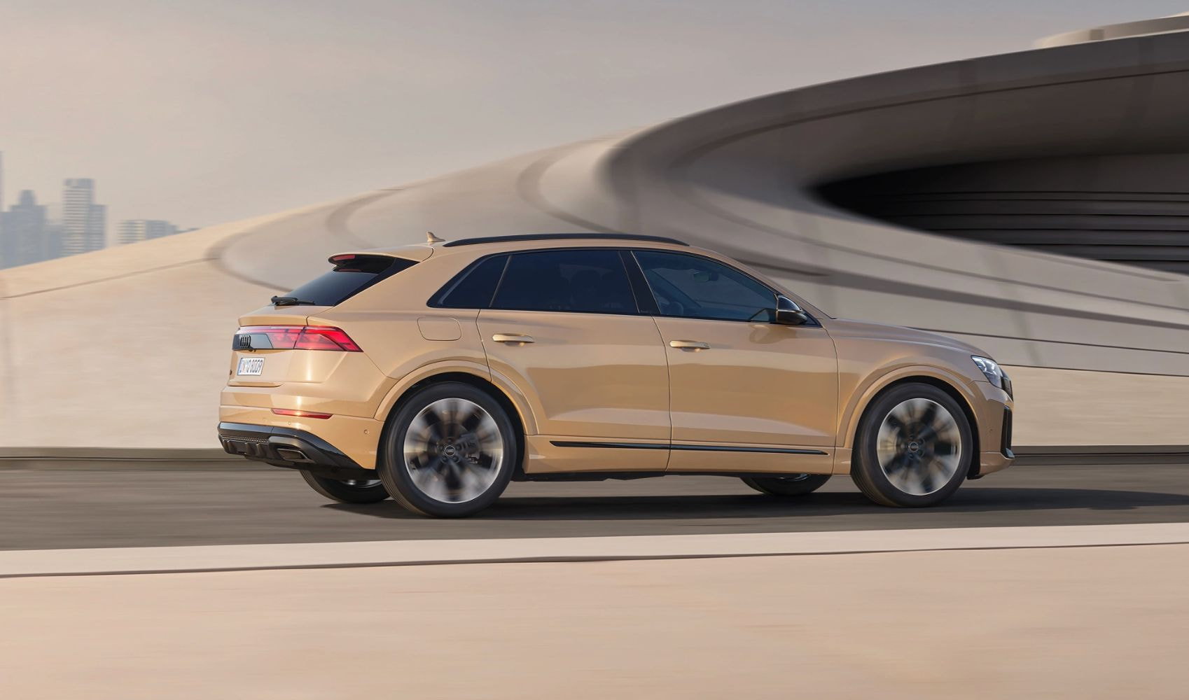 cam-giac-lai-xe-audi-q8-tren-cao-toc.png