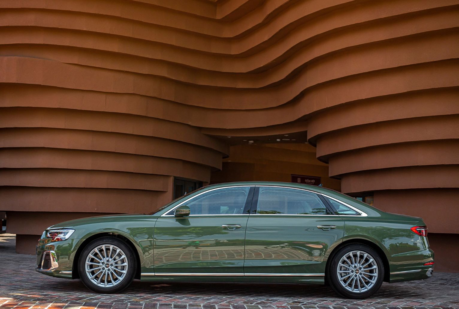 than-xe-audi-a8L-1-tinbanxe.png