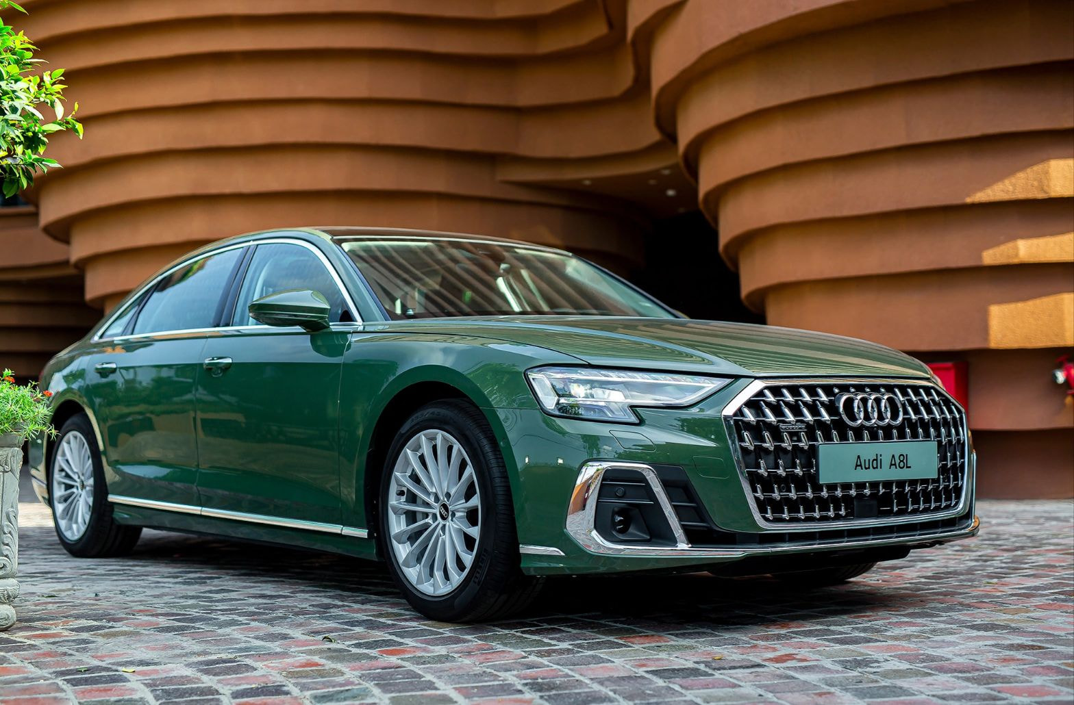 tong-quan-xe-audi-a8L-1-tinbanxe.png
