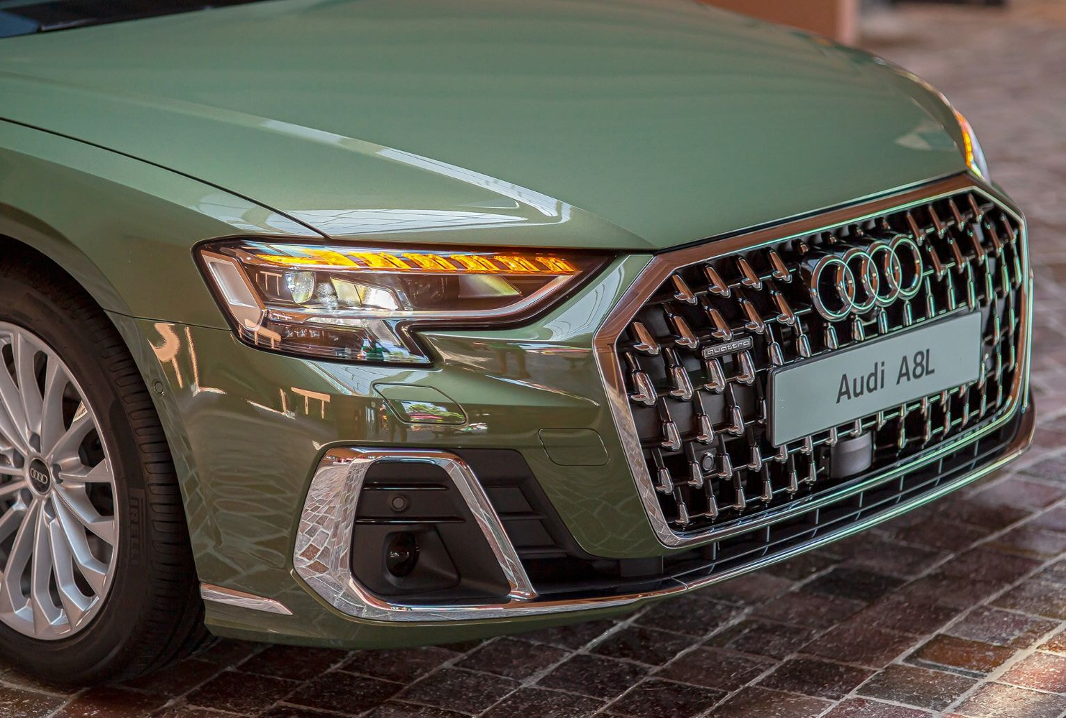 den-xe-audi-a8L-1-tinbanxe.png