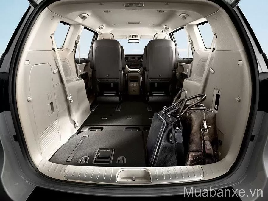 khoang-hanh-ly-kia-sedona-tinbanxe-vn.png
