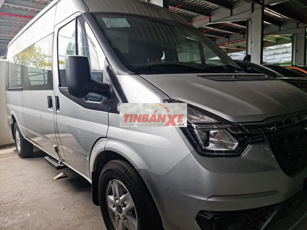 Ford Transit Van 2025 vay 70% có hoá đơn 650 triệu
