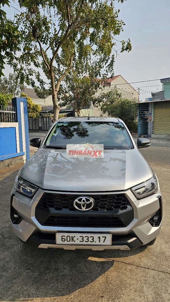 Toyota Hilux 2.4L 4x2 AT 2025 Màu Bạc