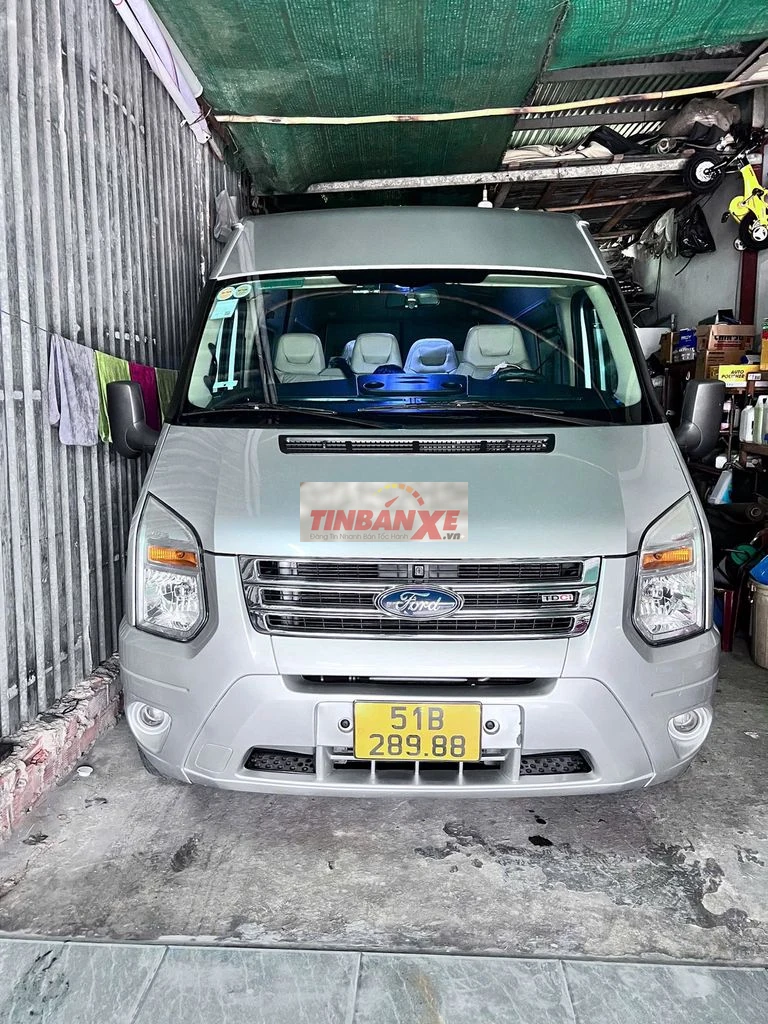 Ford Transit 2019 Luxury chỉ ĐRNV, xe rất mới