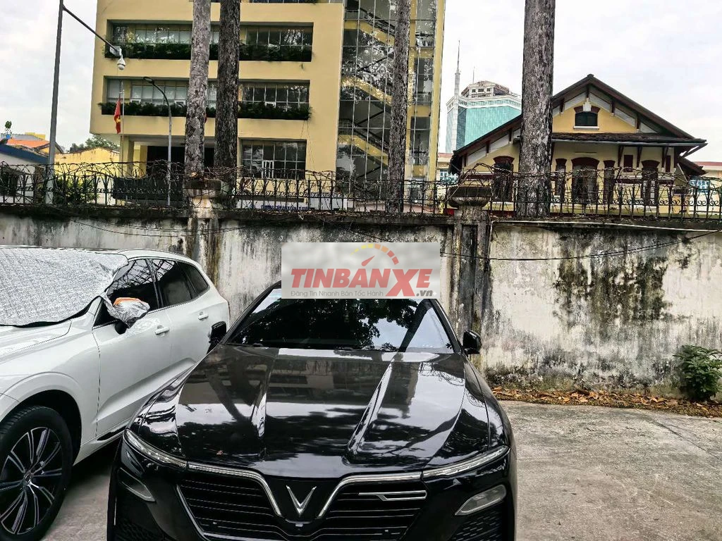 VinFast Lux A2.0 Đen 5 chỗ