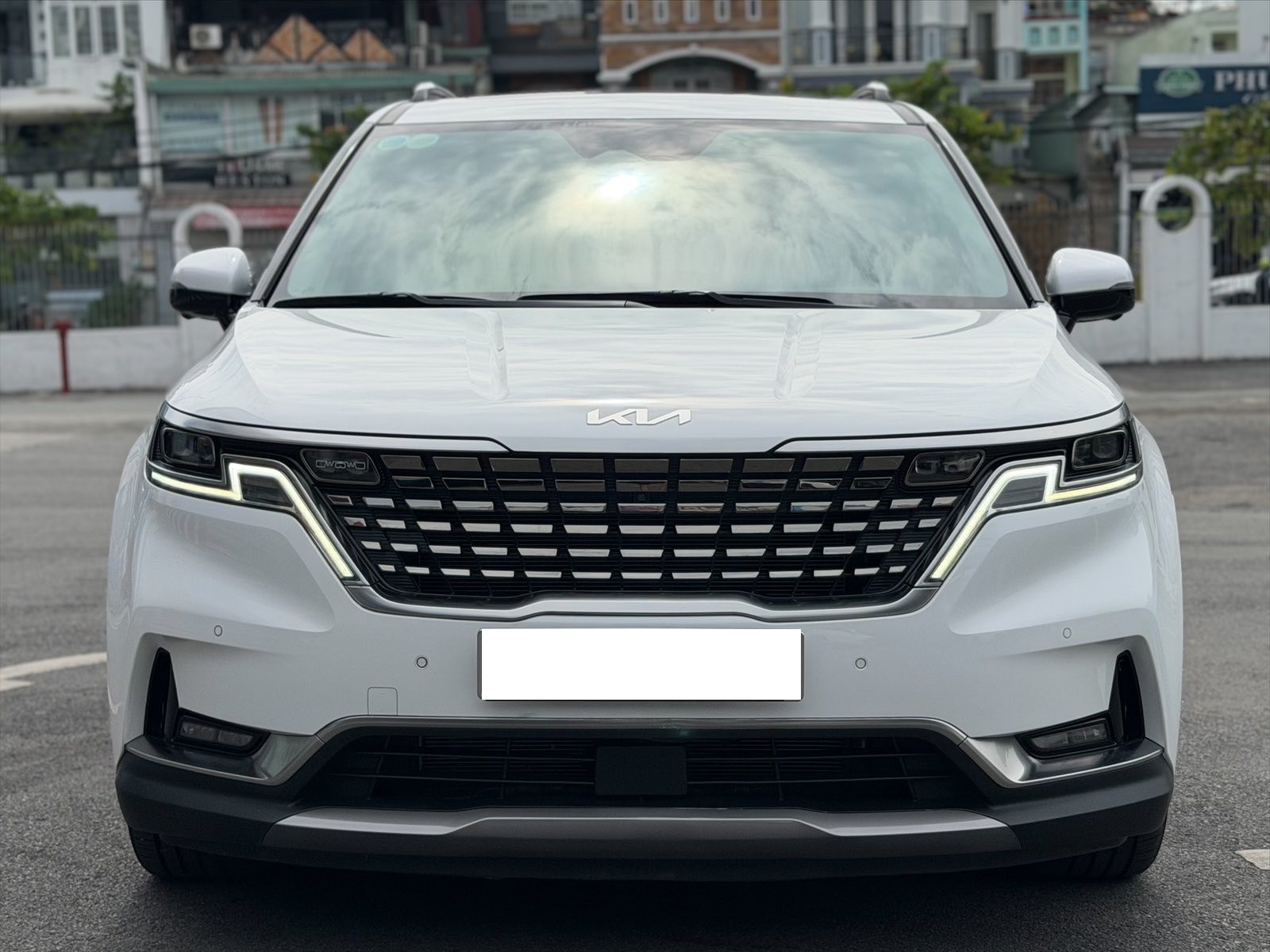 Kia Carnival 2023 Signature 3.5G, màu trắng.