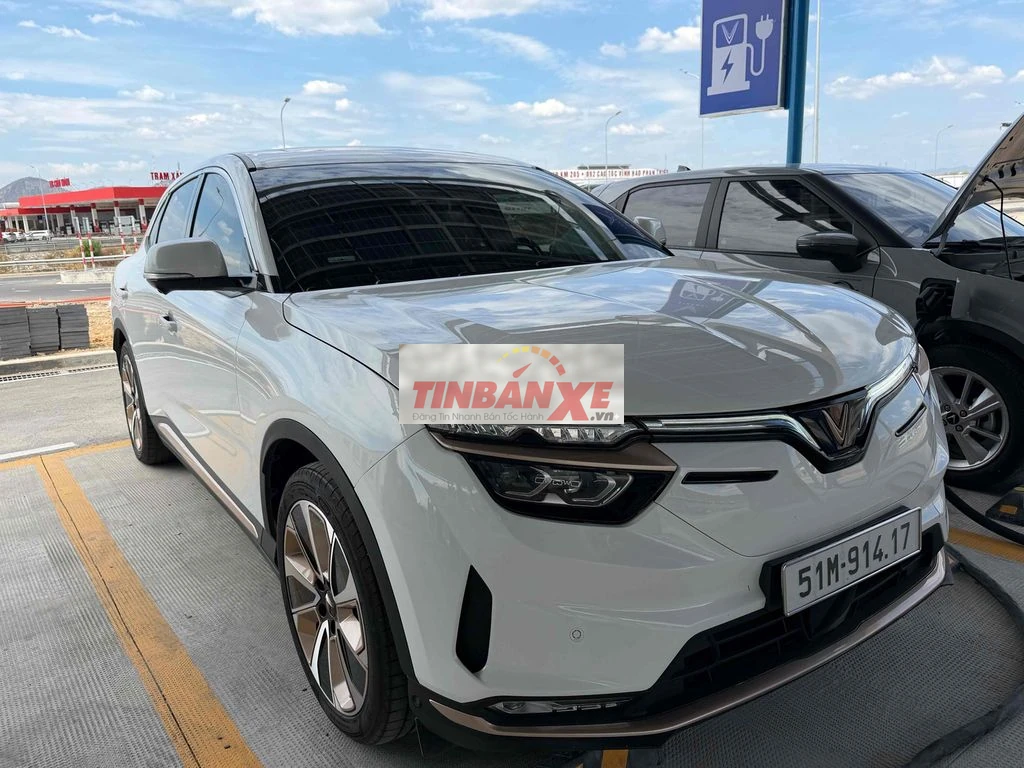 VF8 Plus trắng 2023, Gia đình sự dụng rất đẹp