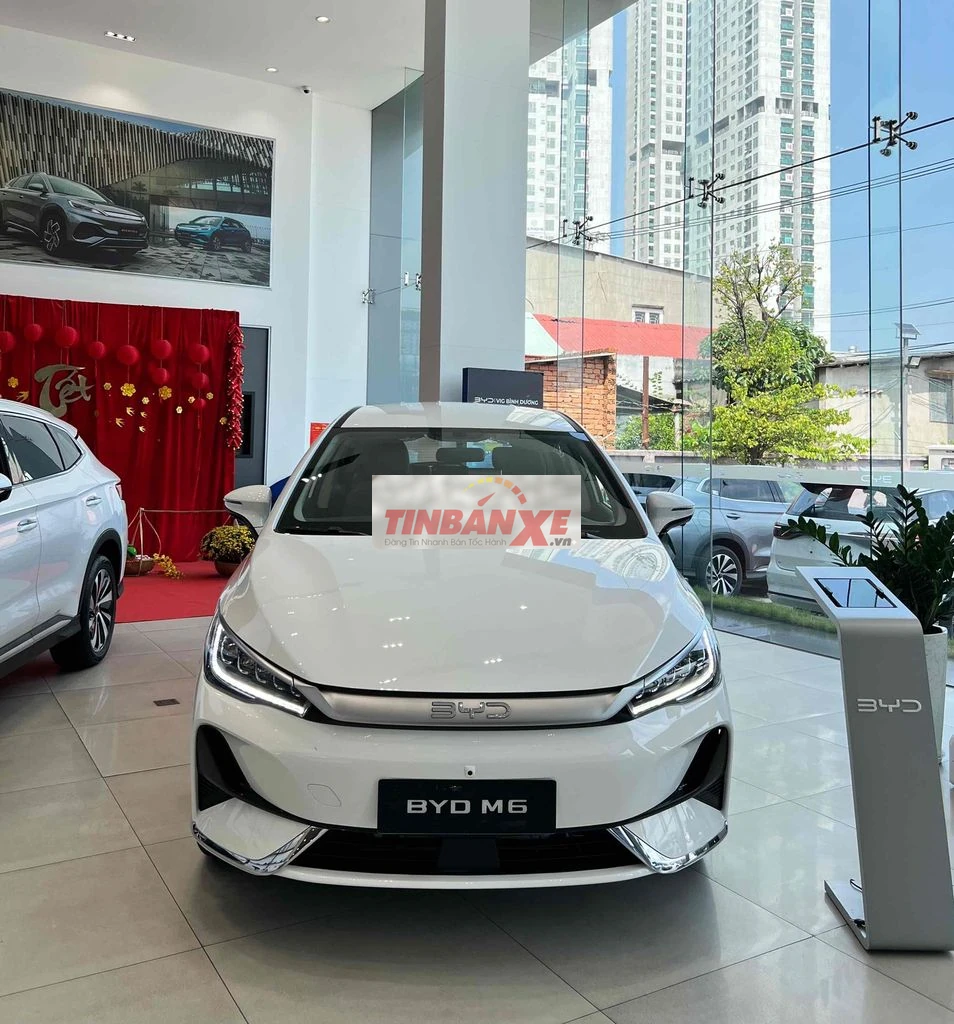 BYD M6 Trắng 7 chỗ