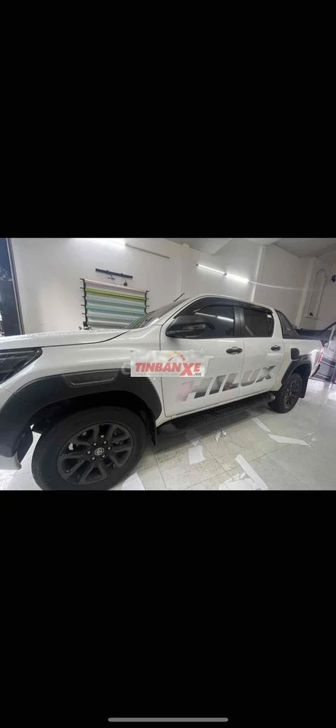 Toyota Hilux Aventur 2.8 STD Trắng