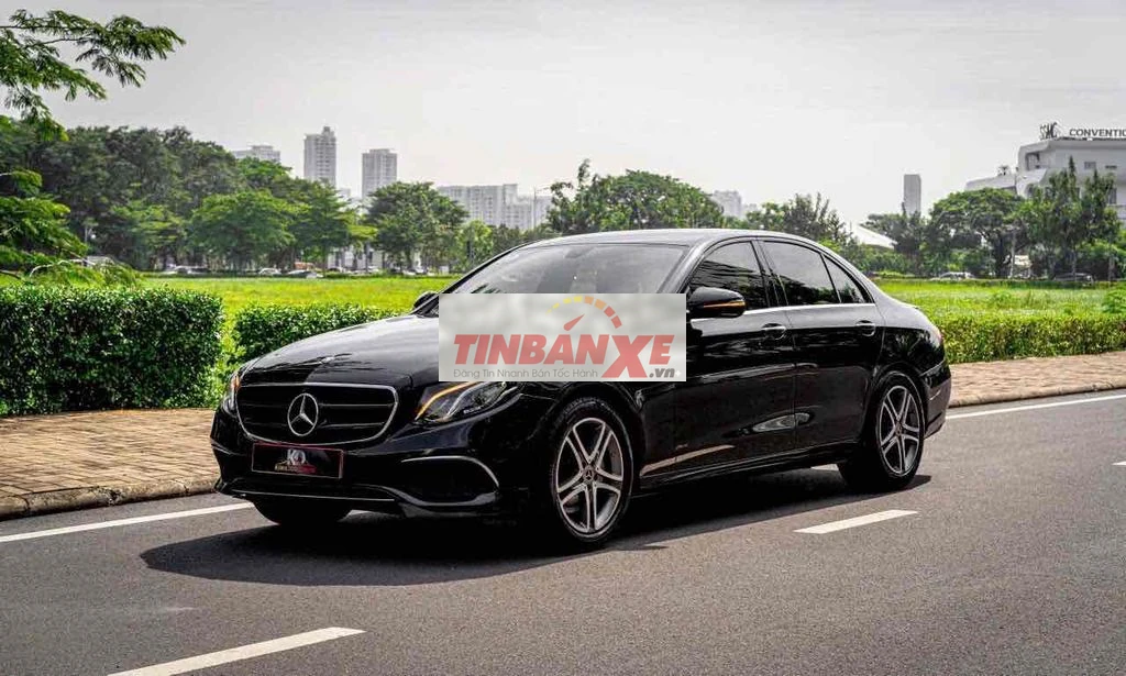 E200 Facelift 2020 màu đen, nội thất nâu sang