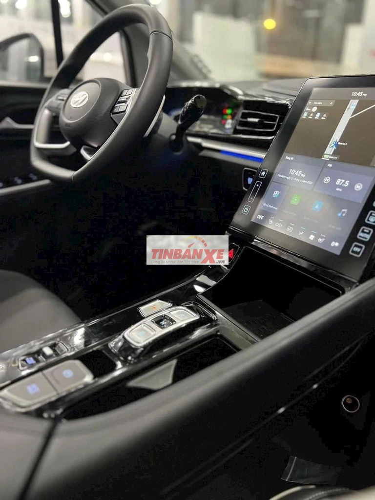 Hyundai Custin Tiêu Chuẩn Trắng