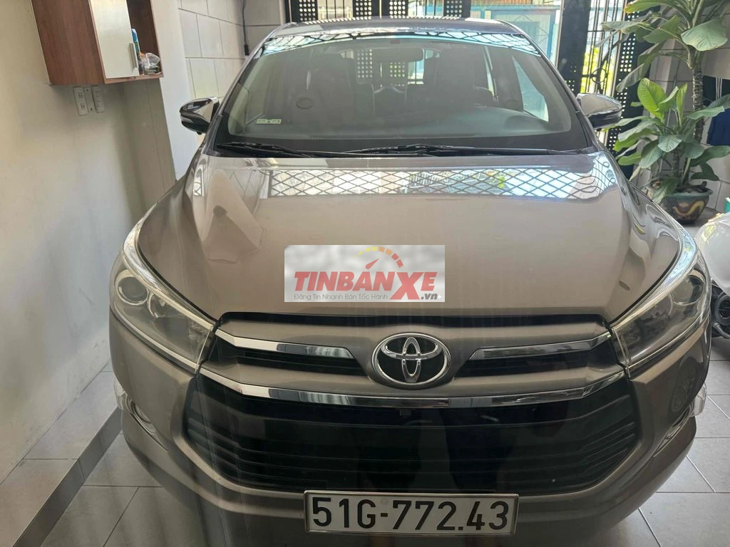 Toyota Innova 2.0V Nâu