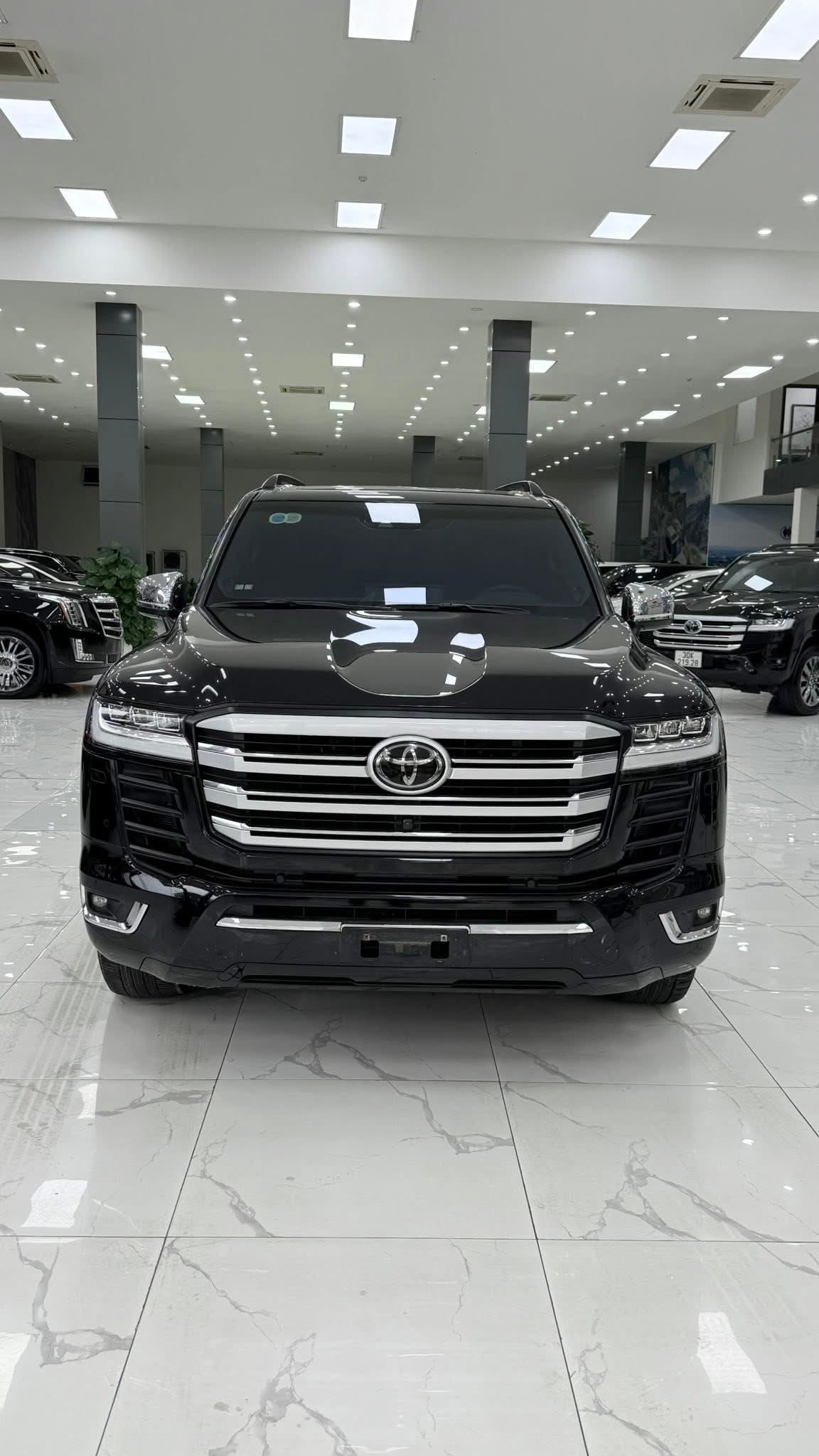 Bán Toyota Land Cruiser LC300 sản xuất 2023, 1 chủ.