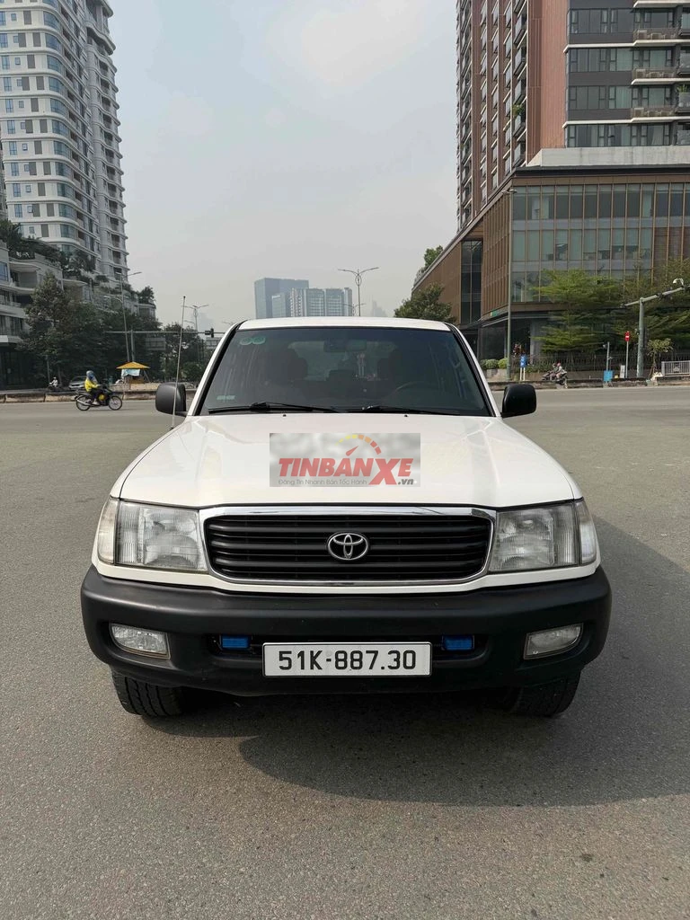 Toyota Land Cruiser 105 Trắng