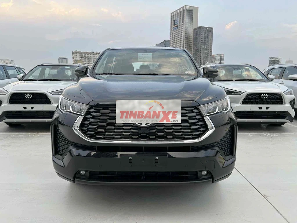 Toyota Innova Cross 2.0V Đen