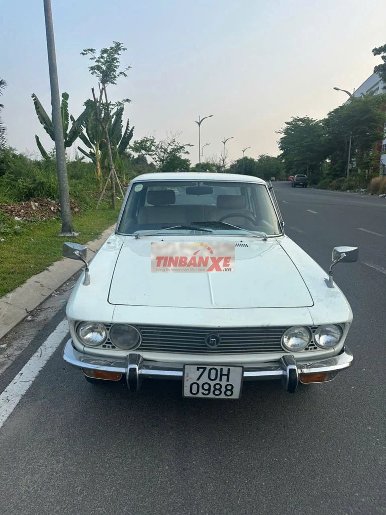 Mazda 1500 màu Trắng