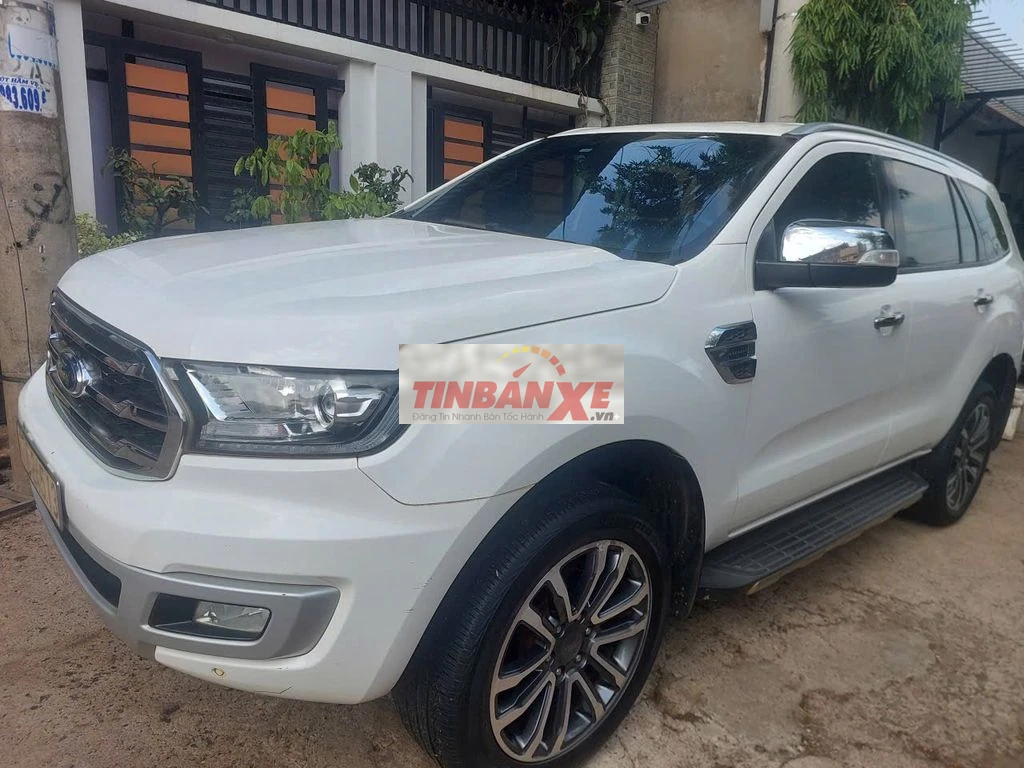 Ford Everest Titanium Trắng